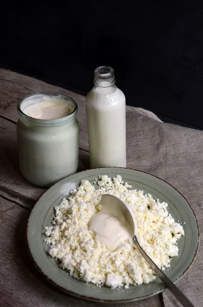 Productos lácteos: leche, requesón, crema agria. Enfoque selectivo. Copiar espacio de fondo —  Fotos de Stock