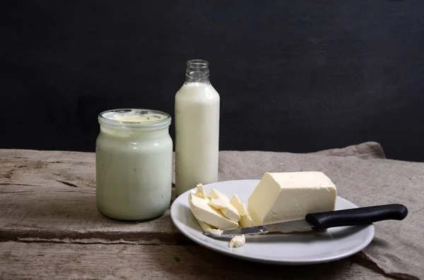 Productos lácteos: leche, requesón, crema agria. Enfoque selectivo. Copiar espacio de fondo —  Fotos de Stock