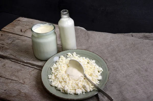 Productos lácteos: leche, requesón, crema agria. Enfoque selectivo. Copiar espacio de fondo —  Fotos de Stock