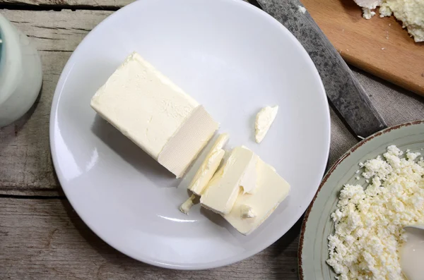 Prodotti lattiero-caseari sul tavolo di legno. Latte, formaggio, cagliata e burro. Vista dall'alto con spazio di copia — Foto Stock