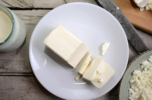 Prodotti lattiero-caseari sul tavolo di legno. Latte, formaggio, cagliata e burro. Vista dall'alto con spazio di copia — Foto Stock