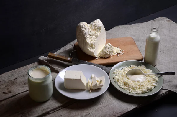 Burro, ricotta e la brocca di latte sul tavolo — Foto Stock