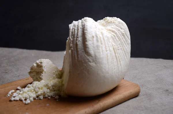 Cottage. ricotta naturale in un piatto — Foto Stock