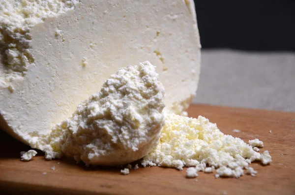 Yazlık. bir tabak içinde doğal peynir — Stok fotoğraf
