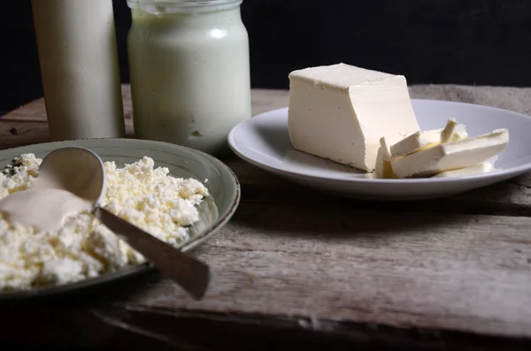 Котедж. натуральний сир у страві — стокове фото