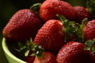 Ahşap arka plan, seçici odak üzerinde papatya ile plaka tatlı Yaban çilekleri