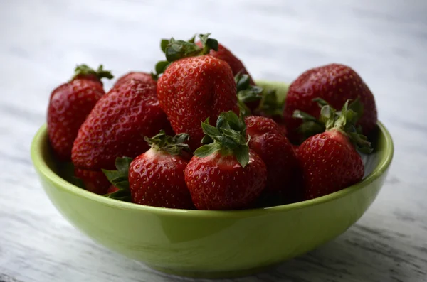 स्ट्रॉबेरी स्ट्रॉबेरीची संपूर्ण फ्रेम. पार्श्वभूमी, अनेक लाल परिपक्व स्ट्रॉबेरीज. अन्न पार्श्वभूमी — स्टॉक फोटो, इमेज