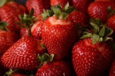 Temiz ve soyutlanmış arka planda taze çilek.