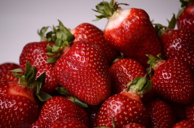 Beyaz arka planda olgun çilek.