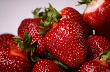 Beyaz arka plan üzerinde izole lezzetli olgun çilek. Sağlıklı meyve yeme.