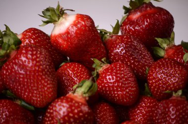 Beyaz arka plan üzerinde izole lezzetli olgun çilek. Sağlıklı meyve yeme.