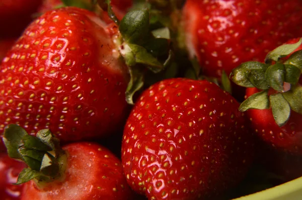 La fresa - el marco completo.el fondo de las fresas, muchas fresas rojas maduras. antecedentes alimentarios — Foto de Stock