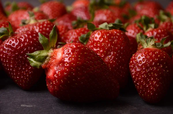 La fresa - el marco completo.el fondo de las fresas, muchas fresas rojas maduras. antecedentes alimentarios — Foto de Stock