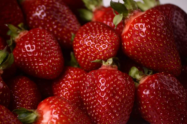 Deliciosas fresas maduras aisladas sobre fondo blanco. Comida saludable de frutas . — Foto de Stock