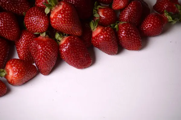 Delicious ripe strawberries isolated on white background. Healthy fruit eating. — Stock Photo, Image