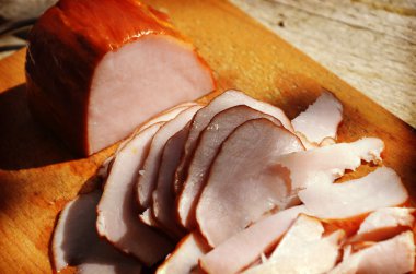 siyah arka plan üzerine baharat ile lezzetli ev yapımı füme domuz jambon parçaları