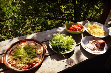 Ahşap arka plan üzerinde lezzetli ev yapımı pizza