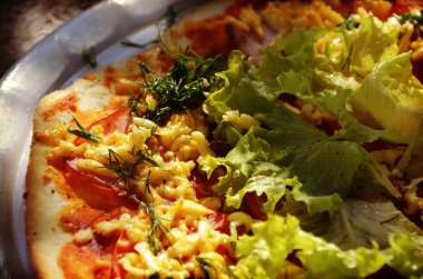 yüksek ev yapımı pizza kaldırdı dilim