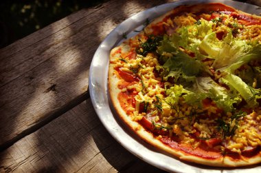 yüksek ev yapımı pizza kaldırdı dilim