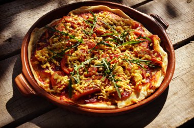 Tahta masada servis edilen lezzetli taze pizza.