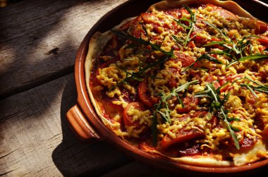 Tahta masada servis edilen lezzetli taze pizza.