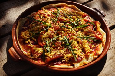 Pizza salam ve roka ve domates ile