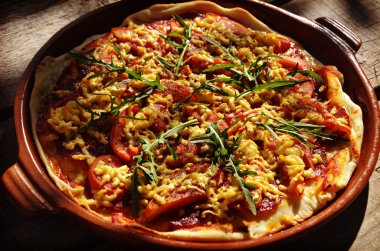 Pizza salam ve roka ve domates ile