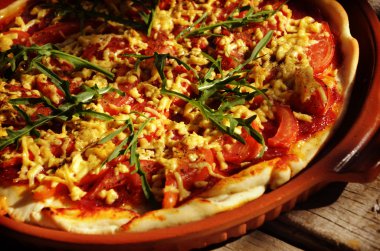 Pizza salam ve roka ve domates ile