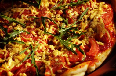 Pizza salam ve roka ve domates ile