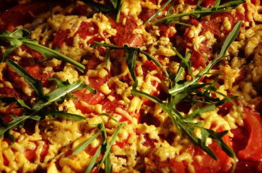 Pizza salam ve roka ve domates ile