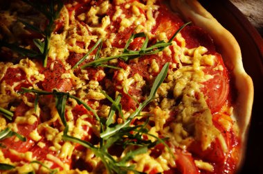 Ev yapımı pizza domates, fesleğen ve salam ızgarada yapılan kaba