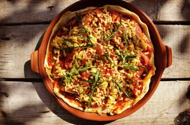 Ev yapımı pizza domates, fesleğen ve salam ızgarada yapılan kaba