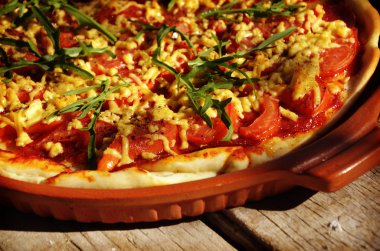 Ev yapımı pizza domates, fesleğen ve salam ızgarada yapılan kaba