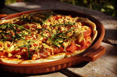 Ev yapımı pizza domates, fesleğen ve salam ızgarada yapılan kaba