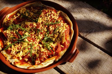 Ev yapımı pizza domates, fesleğen ve salam ızgarada yapılan kaba