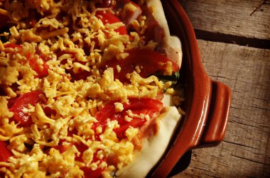 Pizza ve pizza ahşap arka plan üzerinde için malzemeler