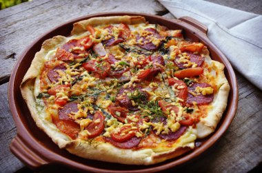 Tahta masada servis edilen lezzetli İtalyan pizzaları.