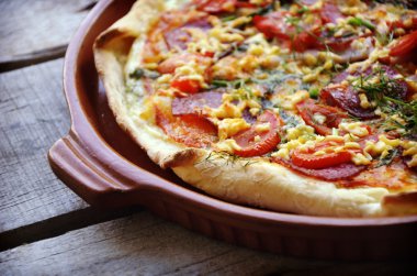 Tahta masada servis edilen lezzetli İtalyan pizzaları.