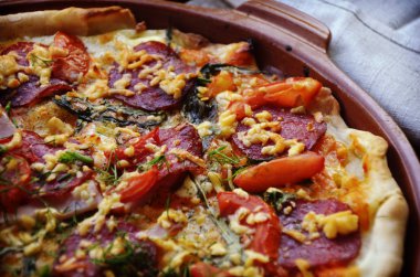 Tahta masada servis edilen lezzetli İtalyan pizzaları.