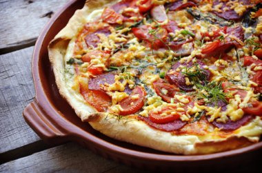 Tahta masada servis edilen lezzetli İtalyan pizzaları.