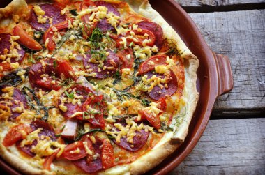 pastırma, salam ve sebze pizza