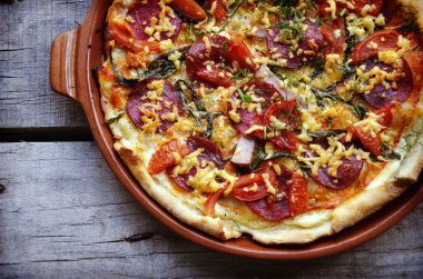 pastırma, salam ve sebze pizza