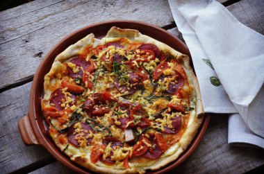 pastırma, salam ve sebze pizza