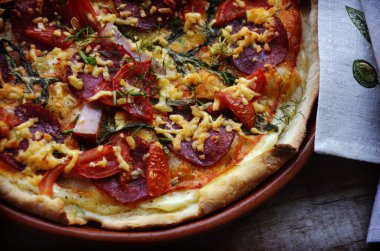 lezzetli İtalyan pizza tahta masada görev yaptı.