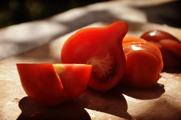 Grupa świeże, czerwone mini pomidory, pokrojone na pół — Zdjęcie stockowe
