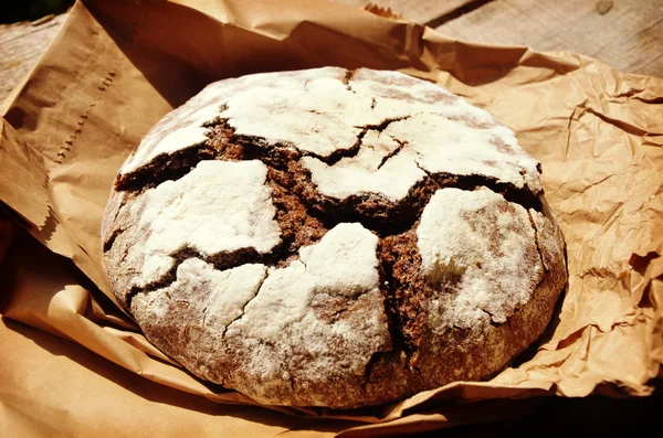 Pan de centeno negro tradicional en mesa vintage —  Fotos de Stock