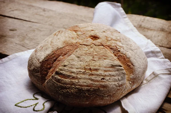 Pan blanco recién horneado en tablero de textura de madera —  Fotos de Stock