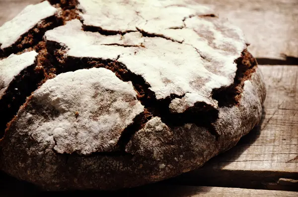 Pan de centeno negro tradicional en mesa vintage —  Fotos de Stock