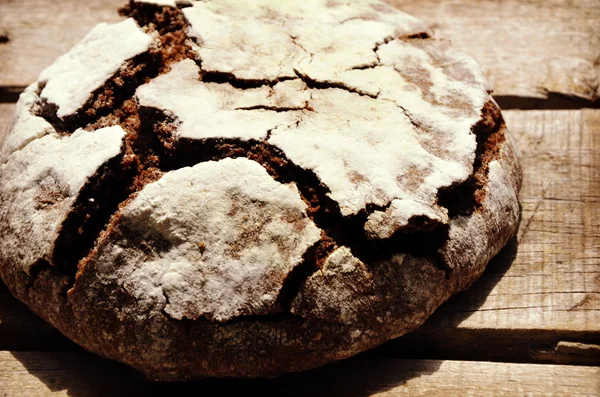 Pâine tradițională de secară neagră pe masa de epocă — Fotografie, imagine de stoc