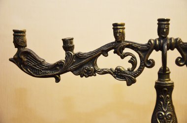 Menorah masanın üzerinde. Yahudi ve mumu